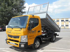 Camion benne simple cabine en location, charge utile 920 Kg, pour le transport aisé de vos matériaux de construction et l'évacuation de vos déchets_0