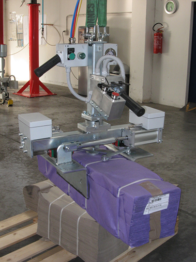 Pince de manipulation Ingénitec par serrage pneumatique - charge jusqu'à 200kg avec potence parallélogramme_0