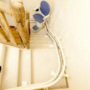 Monte-escalier tournant sur mesure - adapté aux angles droits, spirales et angles - rail compact et design ergonomique_0