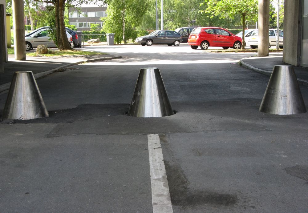 Borne tronconique en acier inoxydable remplie de béton armé