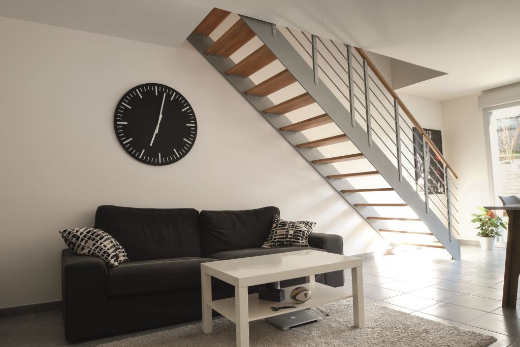 Escalier style à la française - sur mesure avec 2 limons traditionnels en métal et marches en hêtre lamellé collé_0