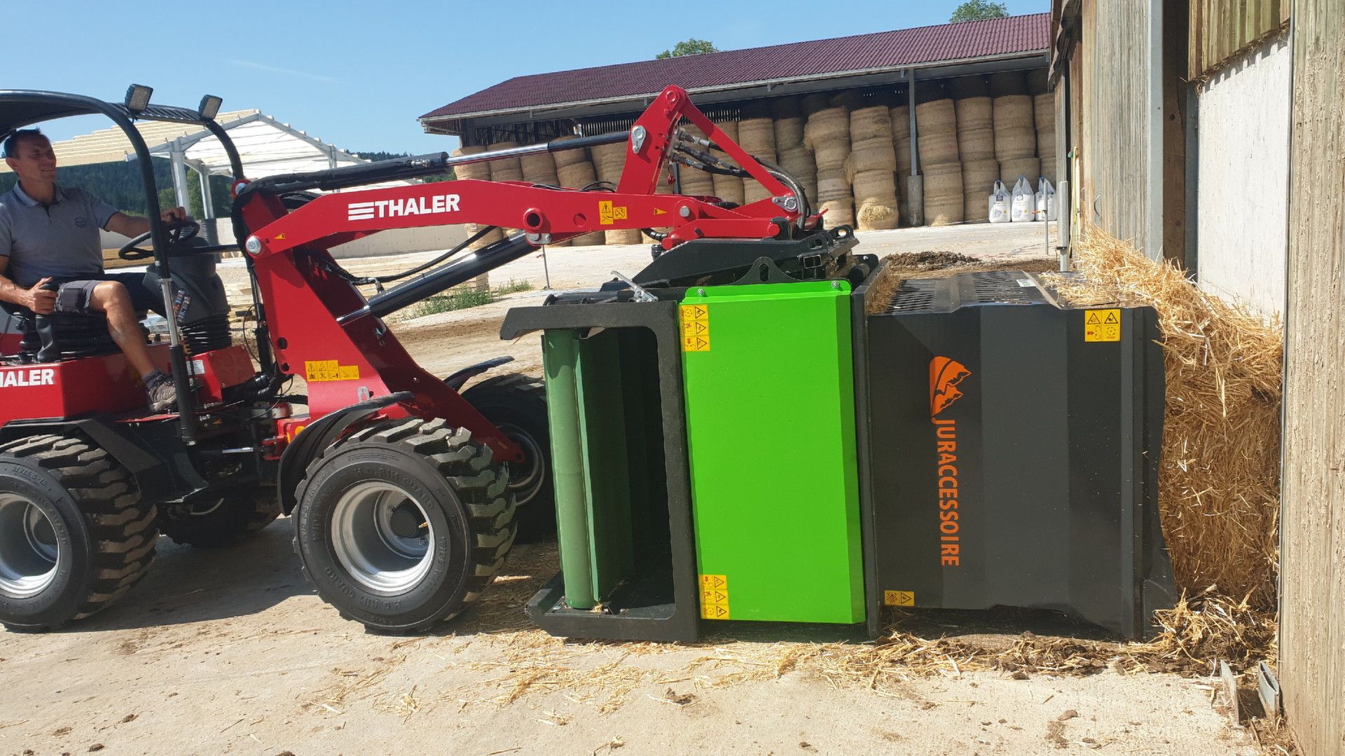 Cubic Master Pailleuse agricole - Juraccessoire - pour logettes avec 1/2 botte carrée et paille brin long - sur valet de ferme 48 Cv_0