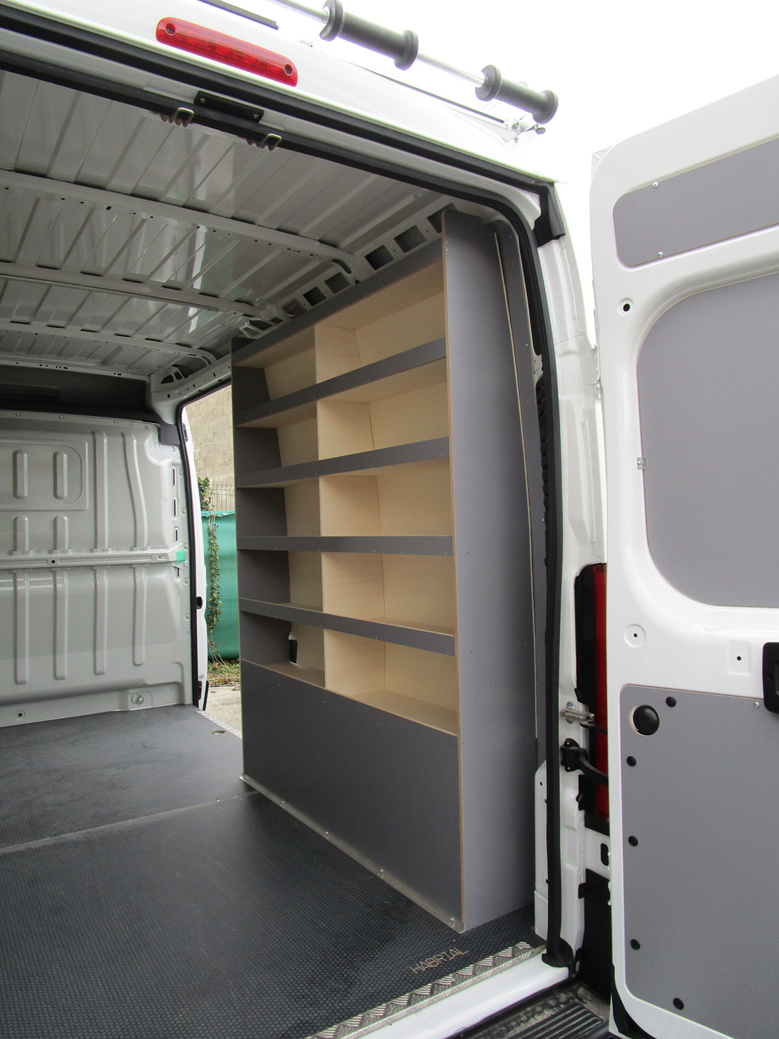 Meuble droit en contreplaqué peuplier gris - Peugeot Boxer L2H2 L3H2 - robuste avec 6 tablettes et passage de roue intégré_0