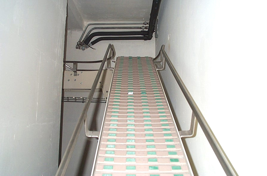 Transporteur à chaîne plastique - pour produits à plat ou en élévation - partie droite et courbe avec motorisation unique_0