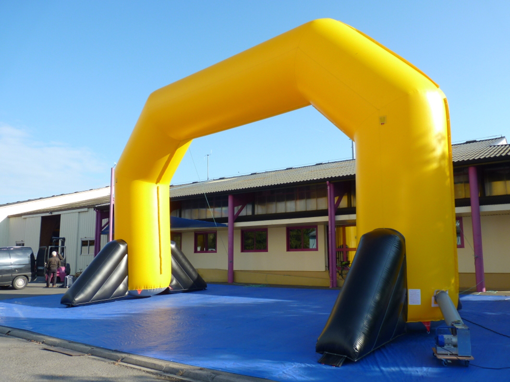 Arche publicitaire gonflée taille XXL - 12x7m avec stabilisateurs noirs et logos - Idéale pour vos événements_0