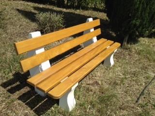 Banc public en bois Rondo - ossature en béton armé - 1800 mm de long_0