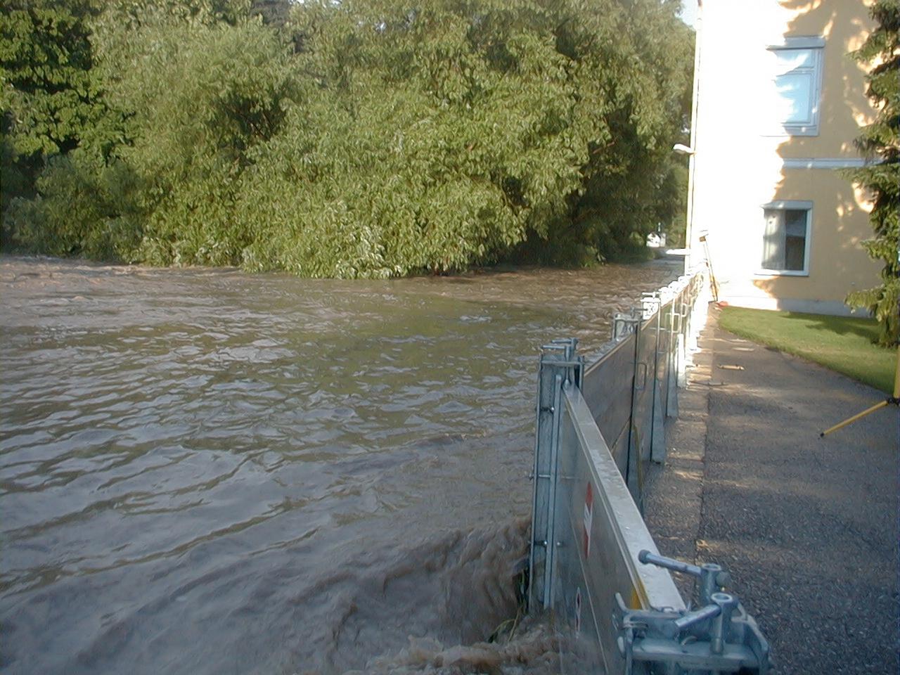 Barrière de protection anti inondation de faible hauteur  Eco-Barrière de  3 m de longueur - Orisques Distribution