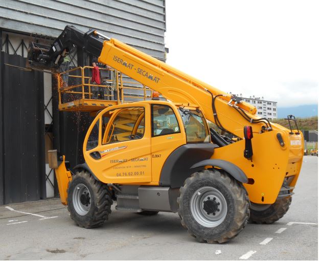 Chariot télescopique, hauteur de travail 13.60 m, utilisé pour le  transport et manutention de charges sur sites industriels, magasins, entrepôts - MANITOU MT1435 - disponible en location_0