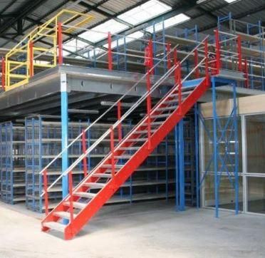 Escalier / passerelle métallique industrielle, conçu pour l'accès aux mezzanines, rayonnages ou machines_0