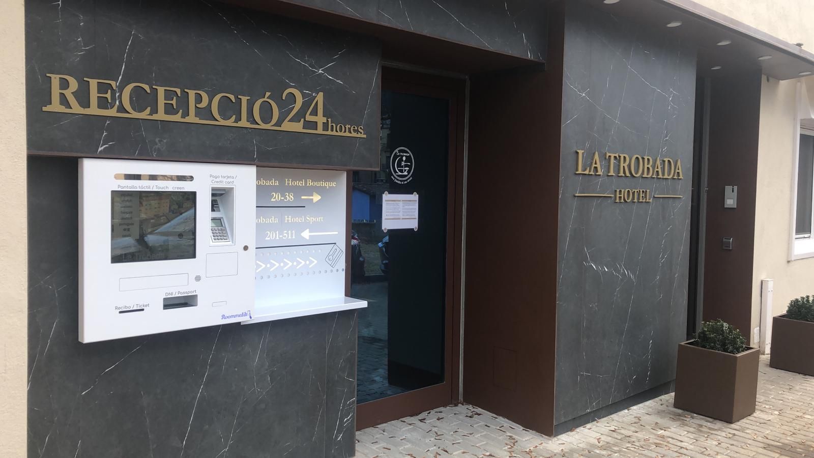 Borne d'enregistrement M-101 pour hôtel - Interface PMS et serrure - Encodage de clés et nombreuses fonctionnalités_1