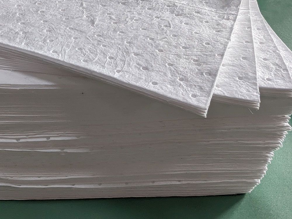 Feuille absorbante renforcée double épaisseur pour hydrocarbures - 40 x 50 cm - Référence FH 100 AR - Sac de 100 feuilles_0
