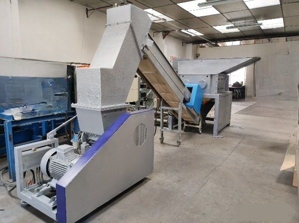 Ligne de recyclage déchiqueteur broyeur plastiques et autres d'occasion_0