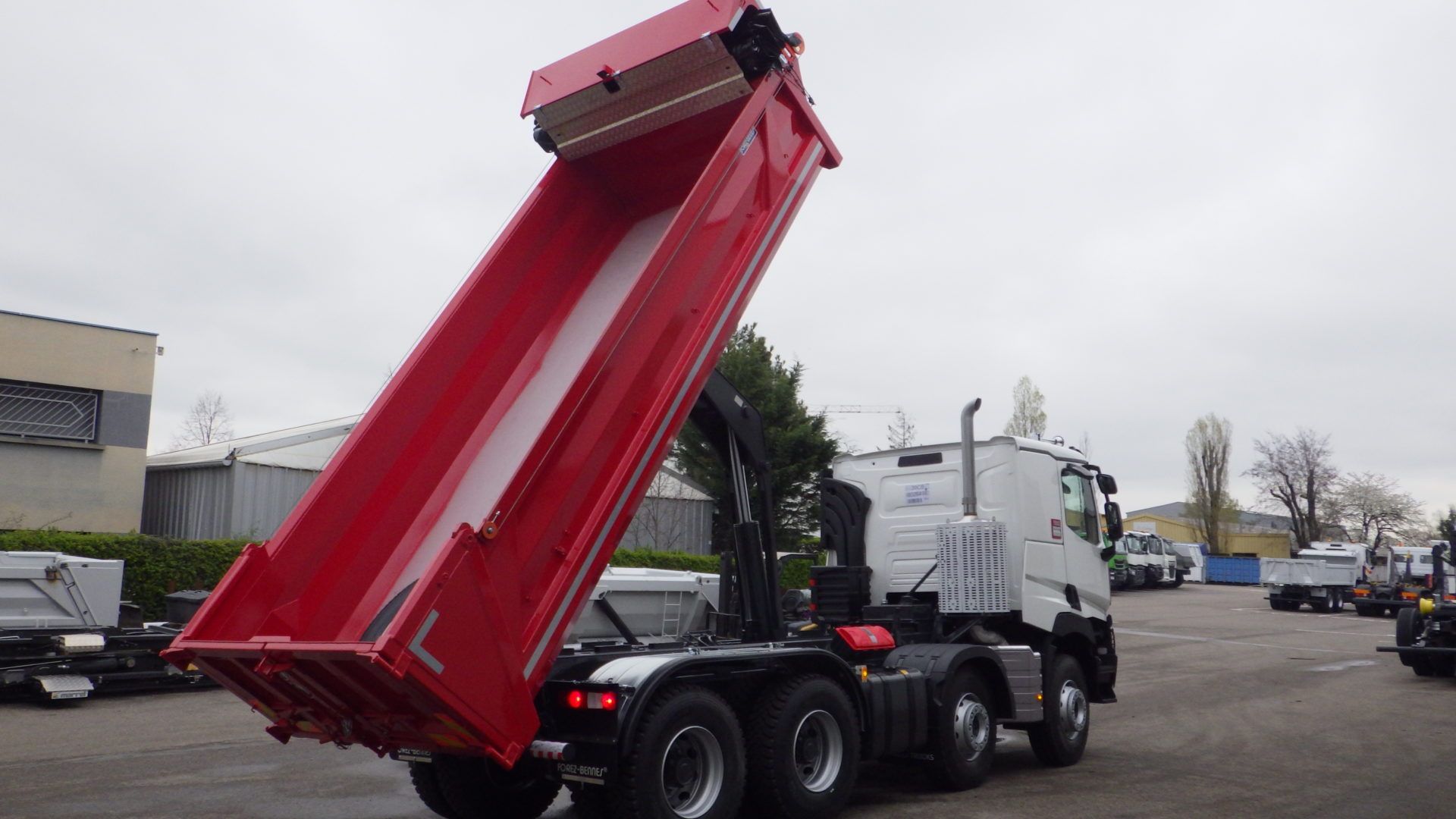 Bennes arrière carrées - Forez Bennes - adaptées pour le transport de vrac (terrassiers, blocs) avec déchargement arrière_0