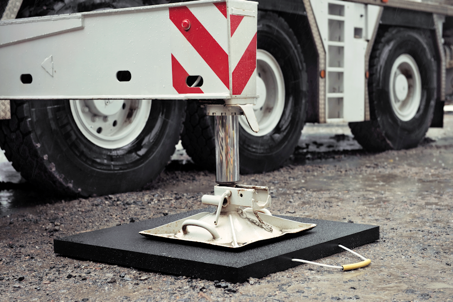 Plaque de calage en polyéthylène haute densité, conçue pour stabiliser les équipements lourds (grues mobiles ou auxiliaires, nacelles, bennes à béton)_0