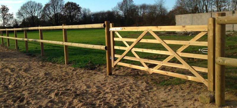 Barrière agricole en bois - h1,20 à 1,80 m - clotures du cotentin_0