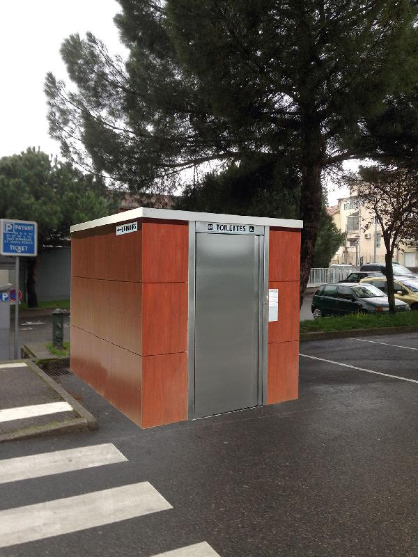 Toilette automatique - réf. 2073 - Bloc sanitaire en béton armé avec cabine PMR et WC inox automatiques_0