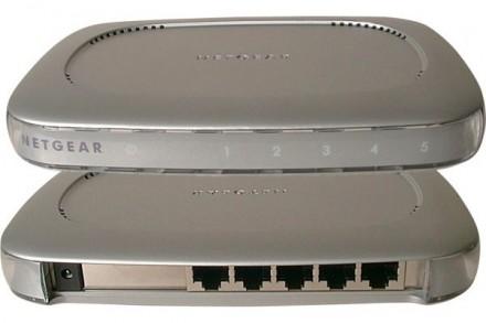 Netgear FS605 - Switch 10/100 - 5 ports RJ45 - Design platinium - Installation Plug and Play_0