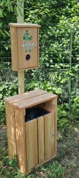 Borne de propreté canine avec distributeur liasse - 1300/BOIS - Corbeille 35L en bois de Pin Douglas - Fabrication française_0