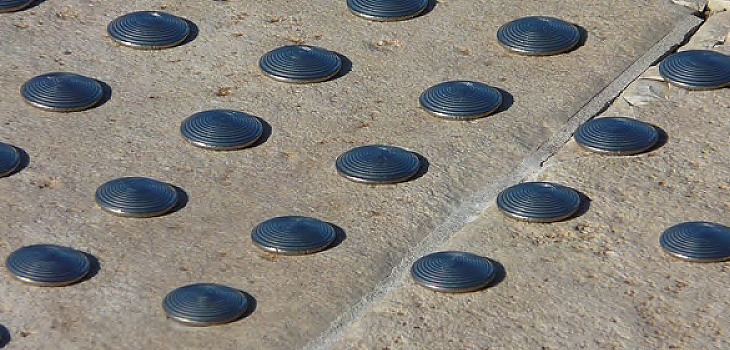 Clous podotactiles en inox - Mobilier urbain pour sécurité et harmonie_0