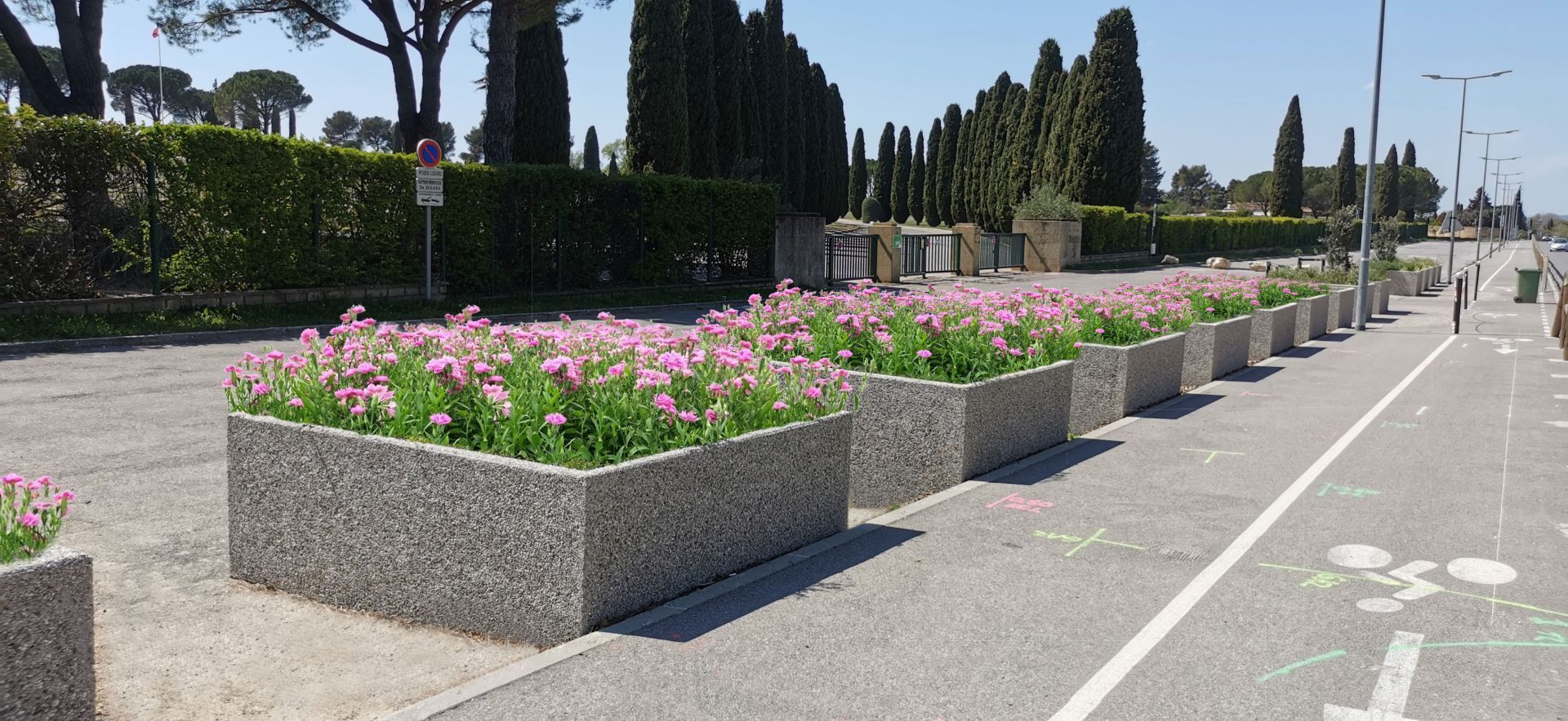 Jardinière carrée pour collectivités en béton_1