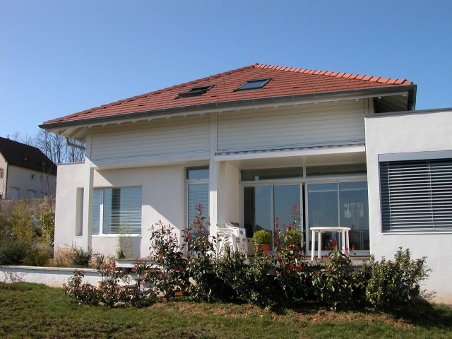 Maison à ossature en bois - demi-niveaux rose - toit multipente_1