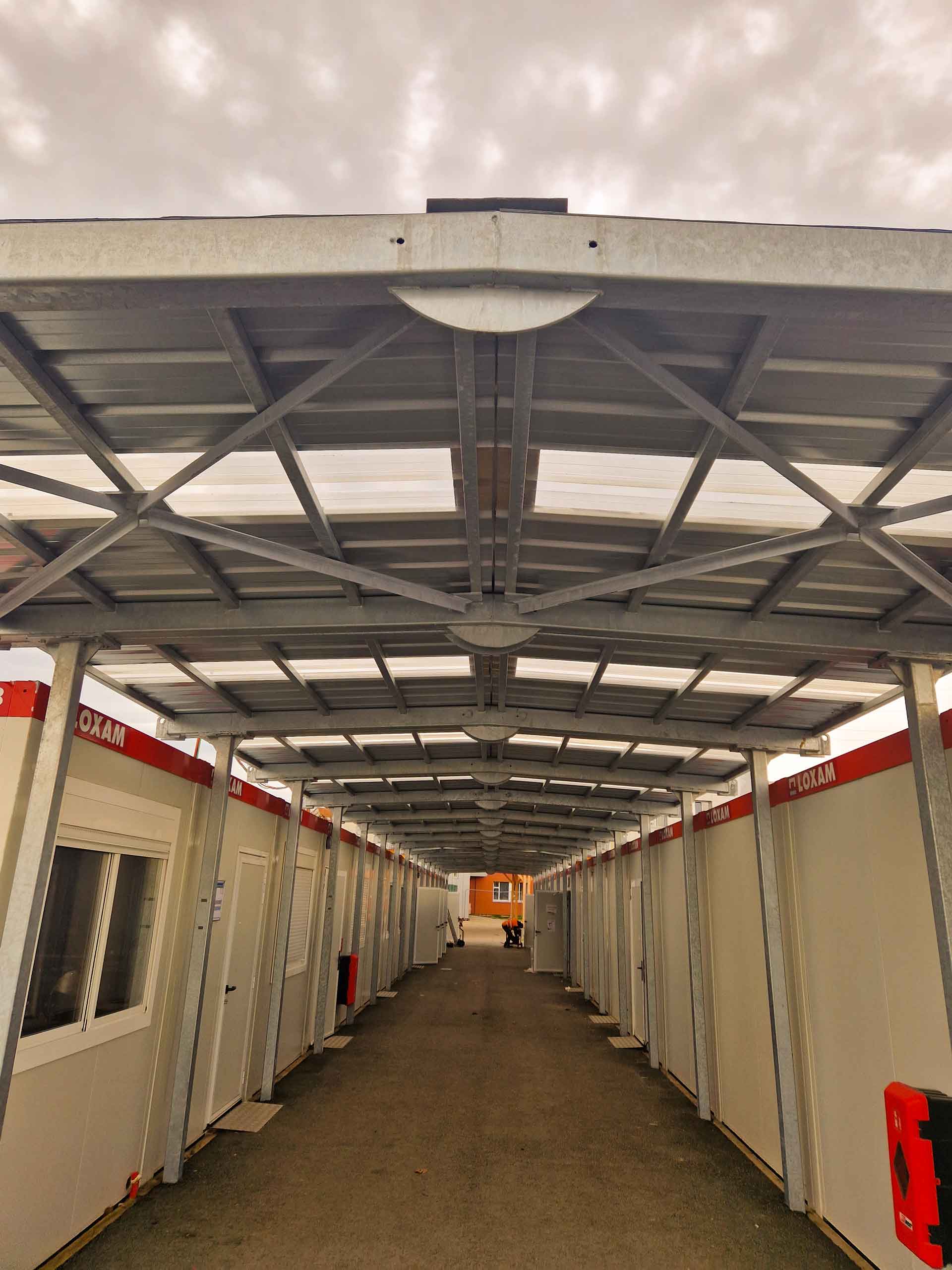 Préau couvert sur mesure pour établissement scolaire, bâtiment modulaire ou extérieur abrité - Fabrication SITI EUROPE depuis 25 ans_0