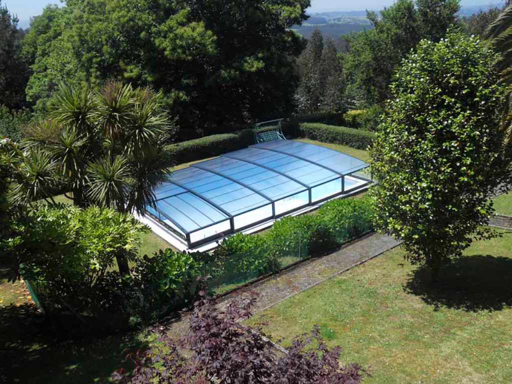 Abri piscine bas le plus spacieux avec ouverture télescopique sans rails au sol - BOREALIS XL_0