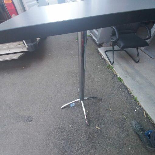 Table mange-debout pliante d'occasion - structure 4 pieds - plateau noir 60x60 cm - base en aluminium_0