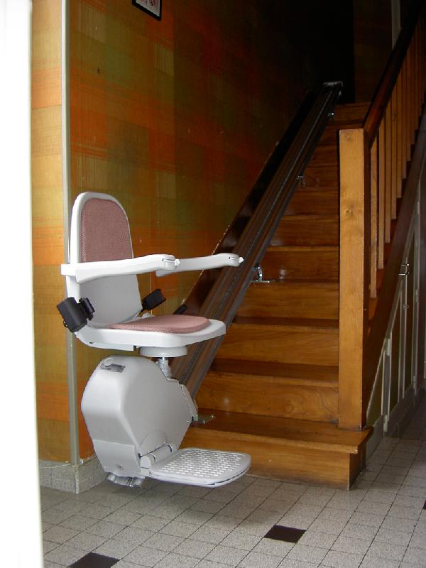 Fauteuil monte-escalier droit à déplacement coulissant sur rail fixé sur les marches - Charge maximale 125 Kg - Acorn_0