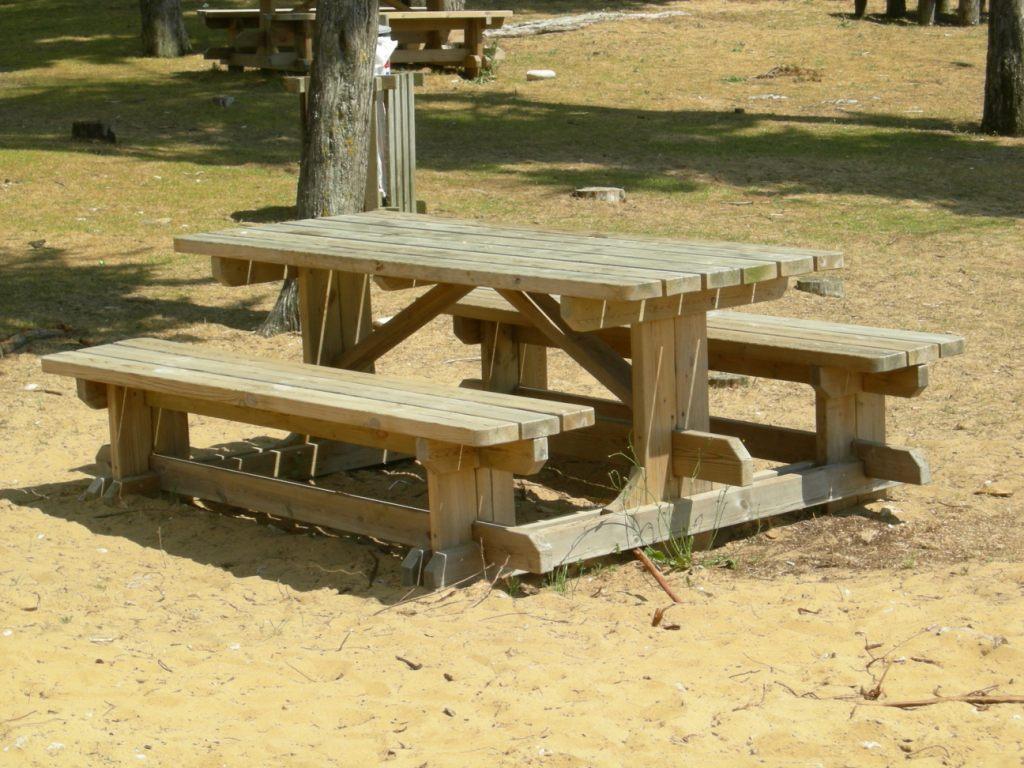 Tables publiques en bois