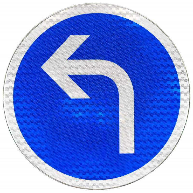 Panneau d'obligation B21C2 - Direction obligatoire à gauche à la prochaine intersection - WP Signalisation_0