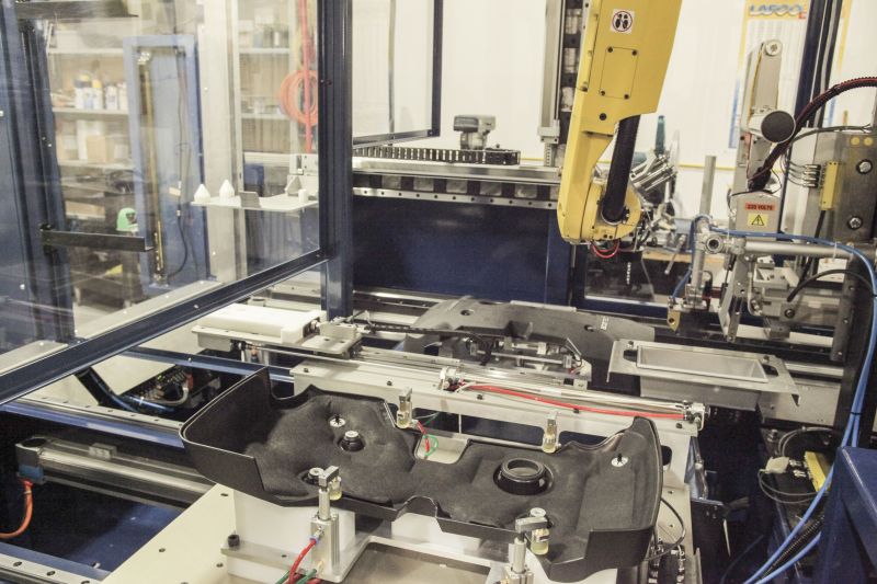Cellule robotisée - Systemex - Assemblage de couvercles moteur avec isolation et contrôle qualité_0
