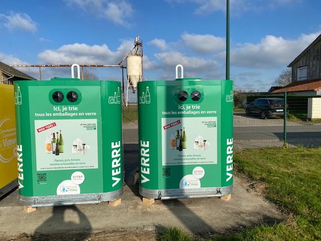 Borne aérienne avec trappe d'accès facilitant la maintenance