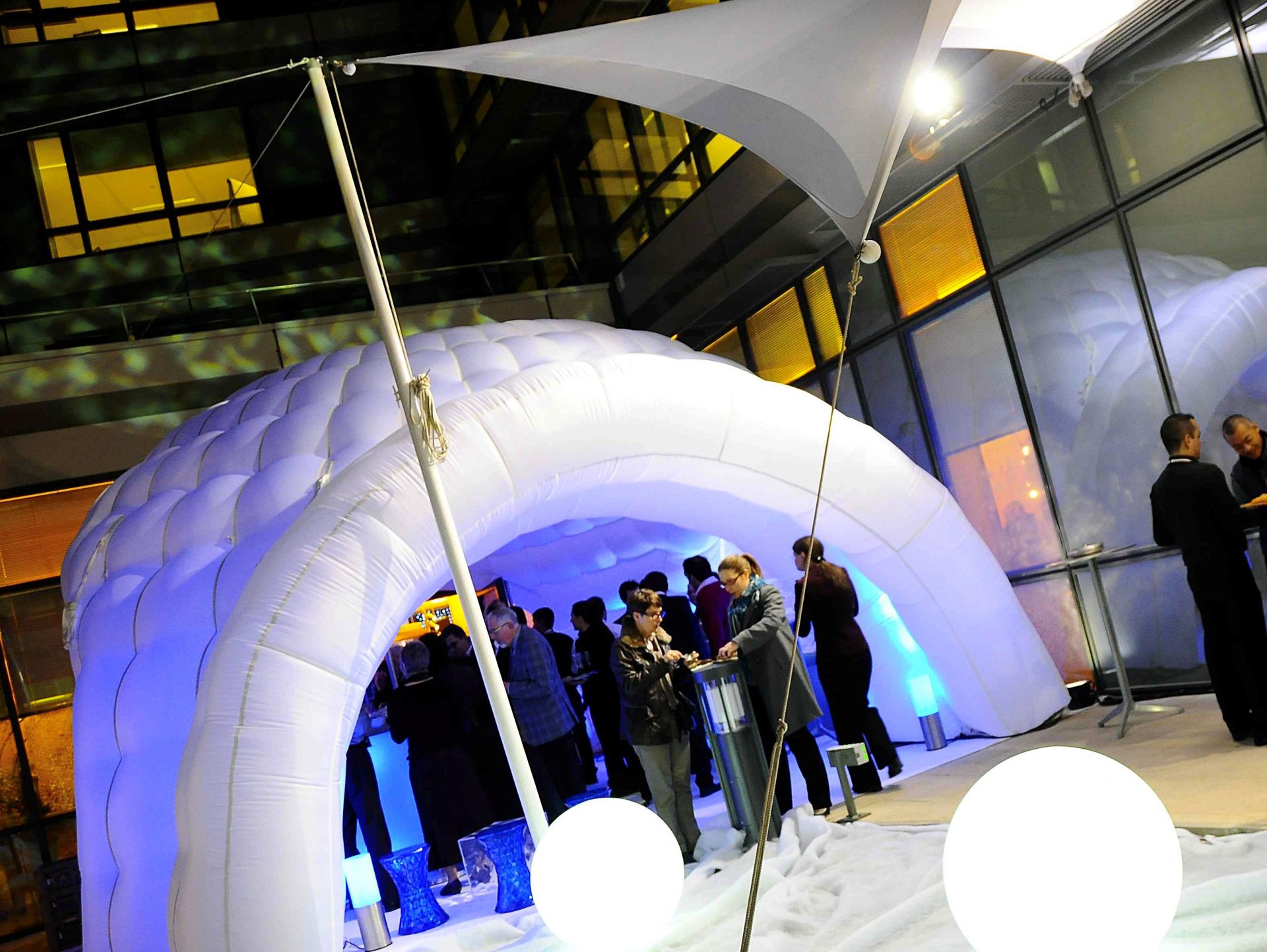 Igloo gonflable auto-ventilé - Go-Up Concept - Tissu nylon résistant M1/M2 pour événements publicitaires_0