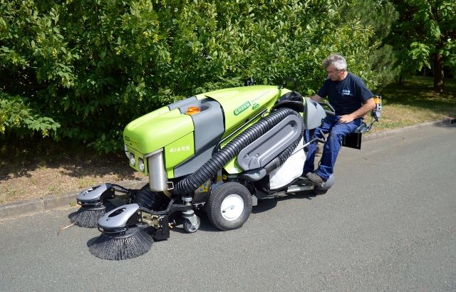 Balayeuse compacte thermique Green Machines GM 400 - Nettoyage efficace des sols complexes - Fonctionnement intuitif - Compactage des déchets - Matériel et accessoires pour une conduite sécurisée et optimisée_0