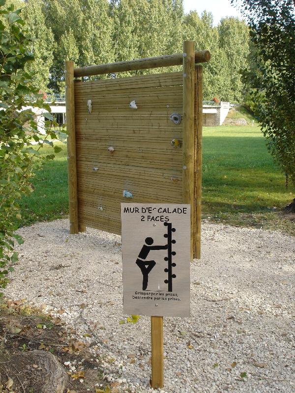 Parcours de santé - Module mur d'escalade 2 faces avec panneau descriptif de l'activité_0