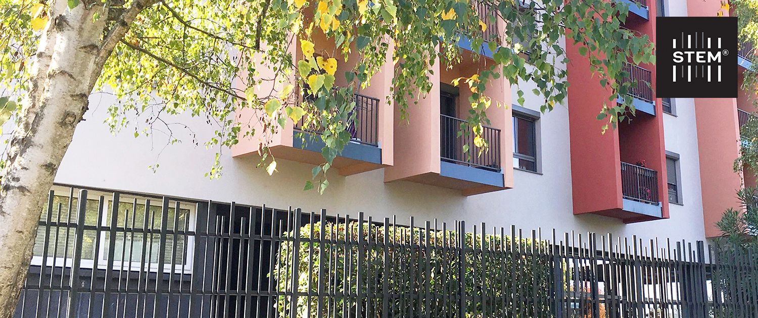 Panneaux barreaudés en acier avec relief unique pour espaces extérieurs