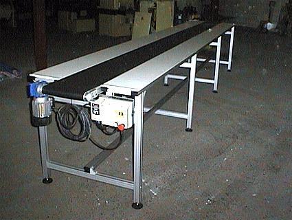 Tapis de conditionnement TB 300 - Convoyeur à bande MF2 - Longueur 5000 mm avec bande PVC lisse noire et vitesse variable_0