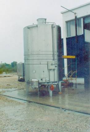 Cuve de vinification et stockage - toit conique et fond conique avec goulotte_0