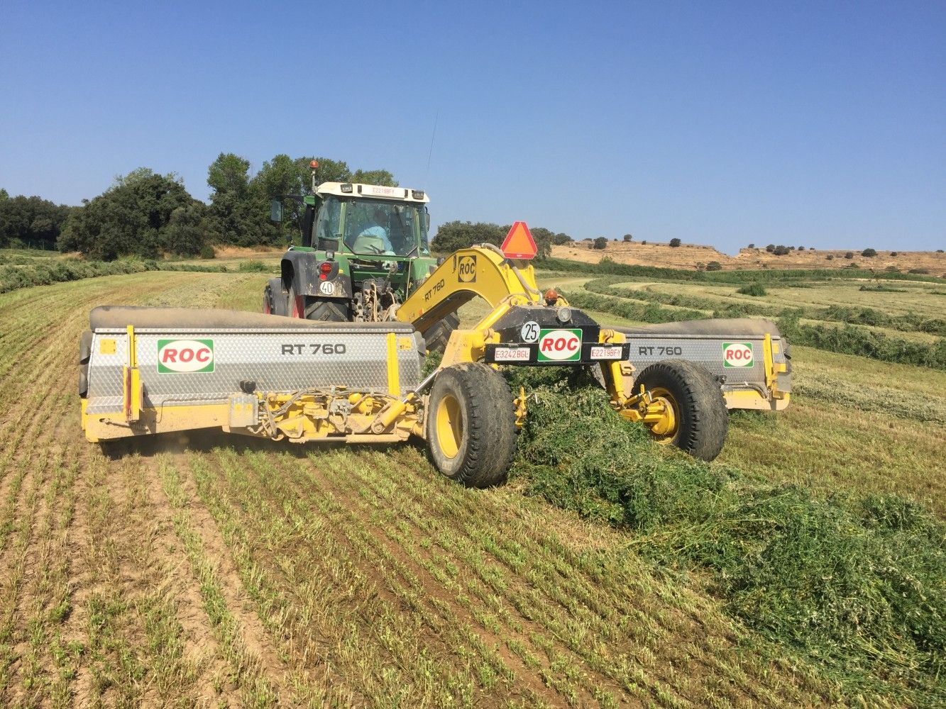 Rt 760 - andaineur à tapis - roc srl - composé de 2 éléments, avec une distance de 1,6 m (5′ 2 ») l’un de l’autre, pour une largeur de travail de 7,6 m (24′ 11 ») et une largeur de récoltre de 6 m (19′ 6 »)_0