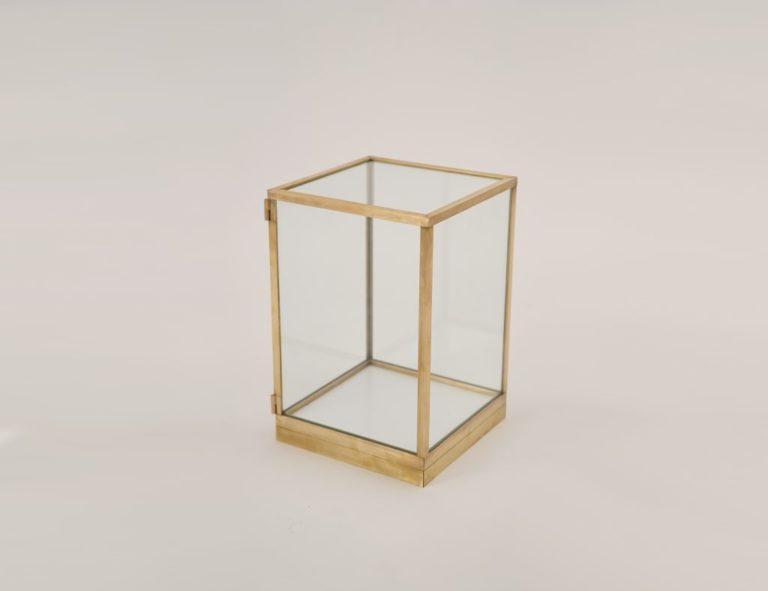 Rio - Vitrine d'exposition cloche avec socle en tube carré et finition laiton brossé_0