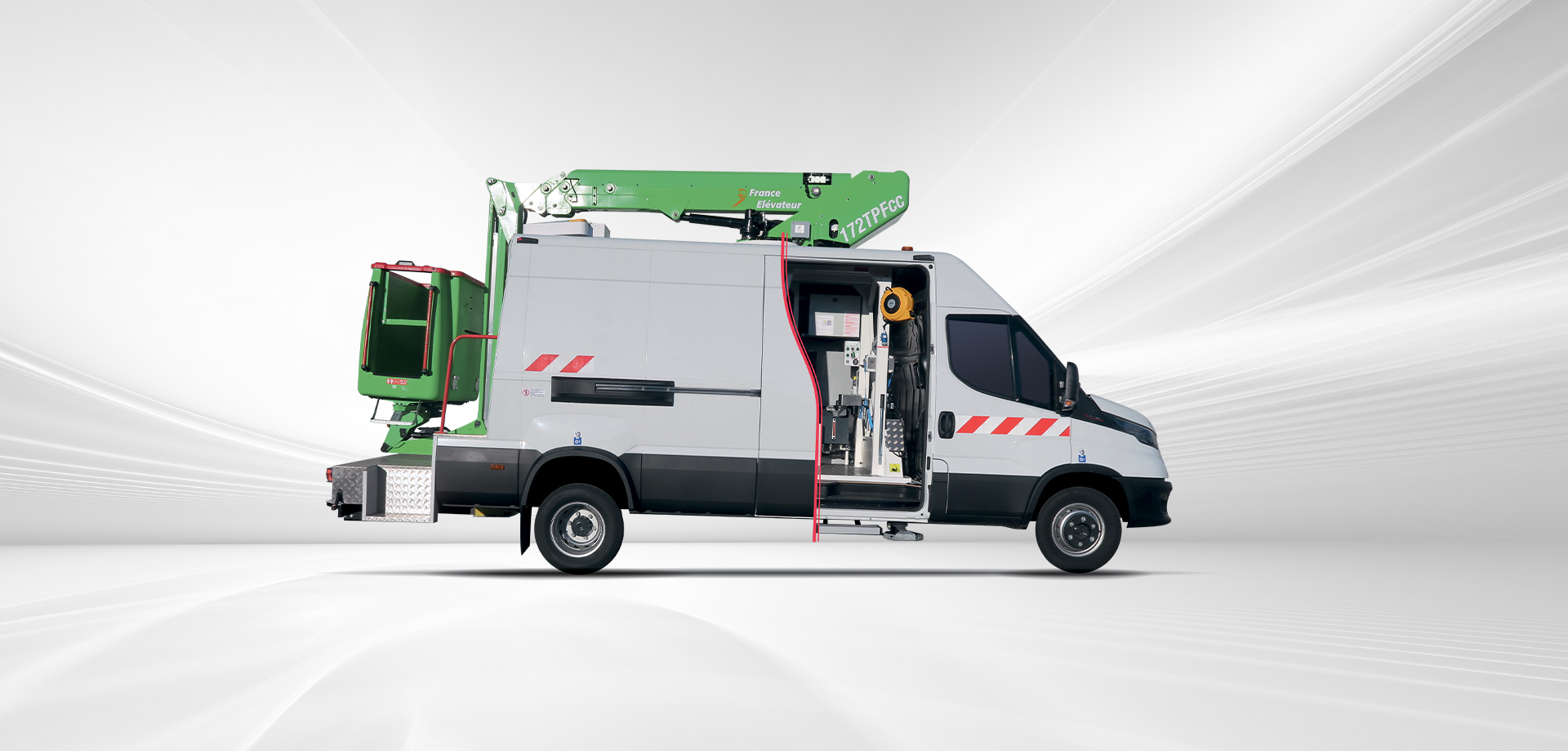 Fourgon nacelle Iveco Daily 172 TPFCC - Hauteur 17m, charge 265kg, bras télescopique articulé 140°_0