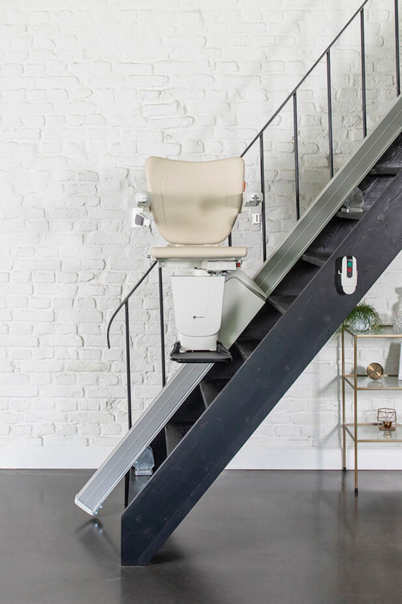 Siège monte-escalier droit Handicare - Ceinture de sécurité et commande ergonomique, design compact et rail fin_0