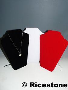 3B) BUSTE FEUTRINE PLAT, H=30CM COLLIER, CHAINE ET PENDENTIF.