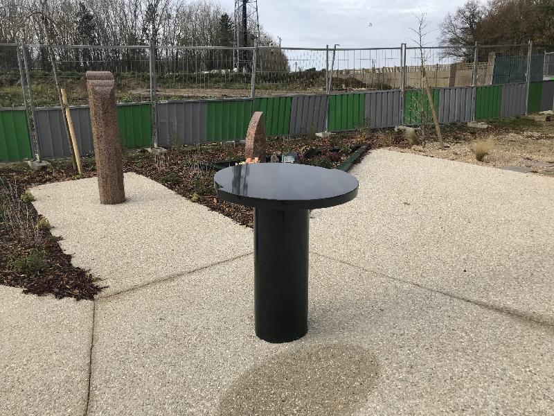 Table de Recueillement pour Jardins du Souvenir - Pour les communes moyennes à grandes_0