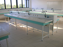 Paillasses centrales - Dosseret et tablette centrale pour séparation, fixation et rangement_0