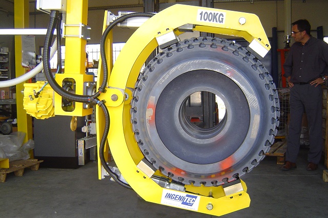 Pince de manipulation de roues INGENITEC - serrage pneumatique, bras articulés et sécurité optimisée_0