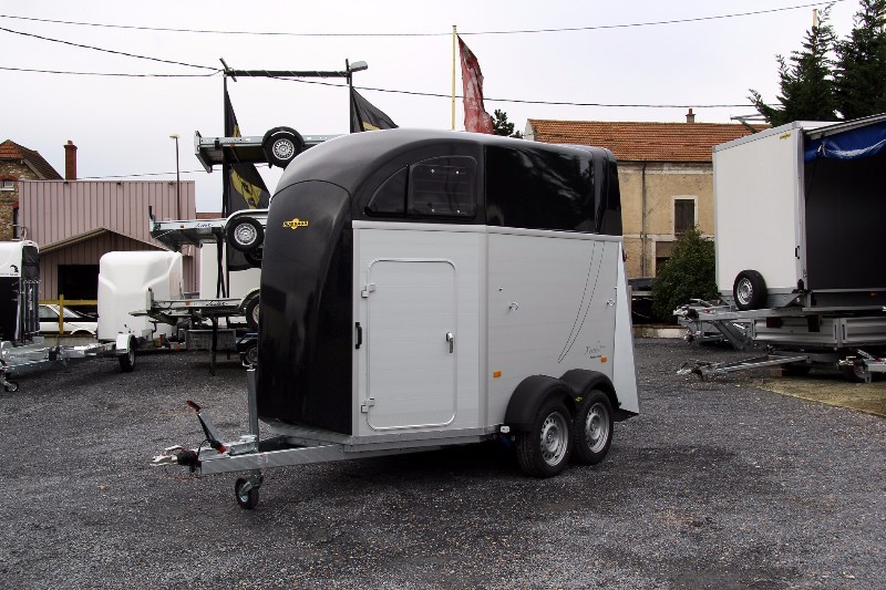 Van chevaux 2 places - Humbaur Xanthos Aero - PTAC 2400 Kg, toit polyester exclusif, parois et pont alu_0