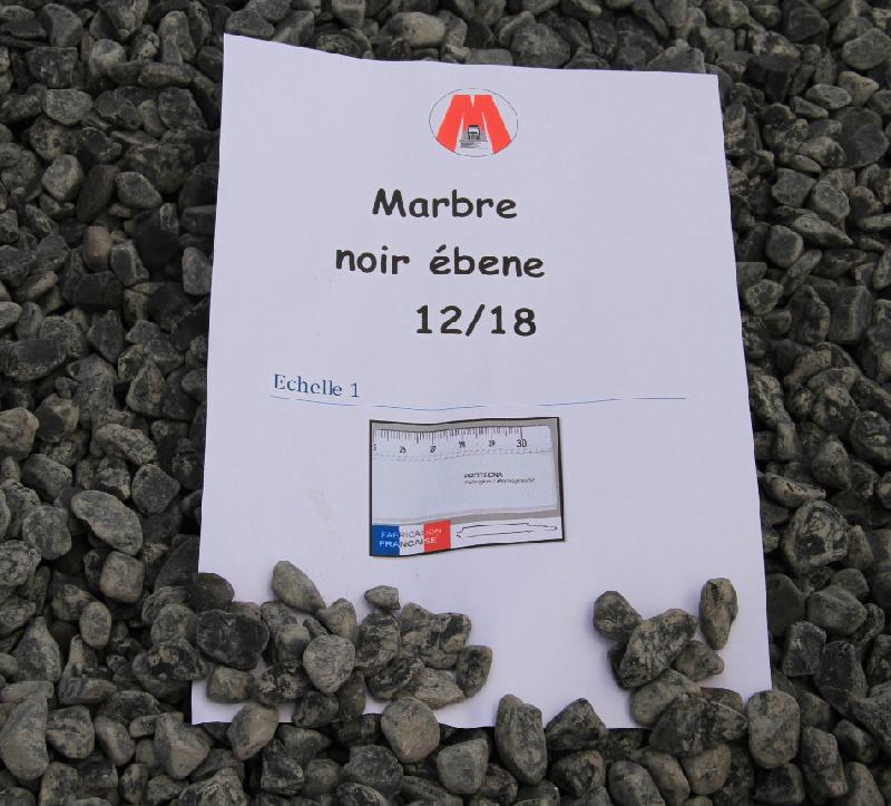 Gravillon marbre noir ébène 12/18 roulé - Éléments de décoration pour allées et parterres de fleurs_0