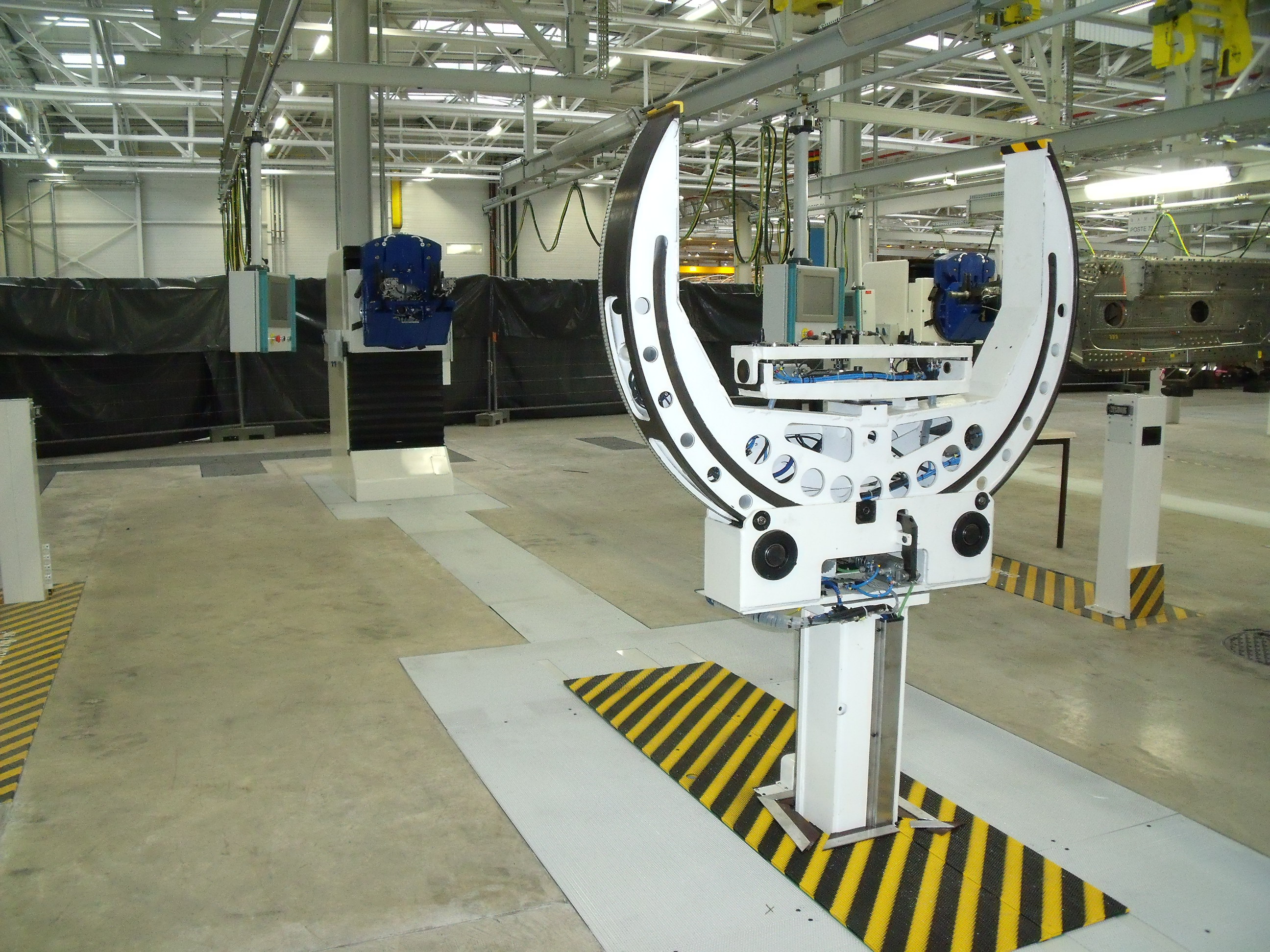 Ligne d'assemblage aéronautique - machines pour assemblage, usinage et contrôle in-situ avec précision optimale_0